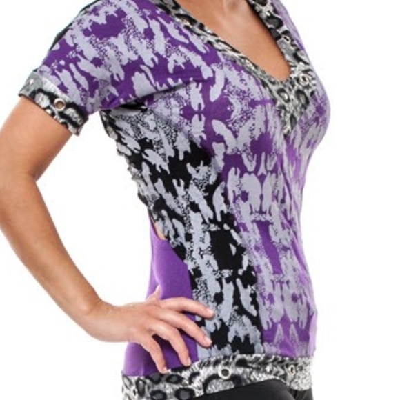 Peek Back Animal Print Top - Picture 3 of 3